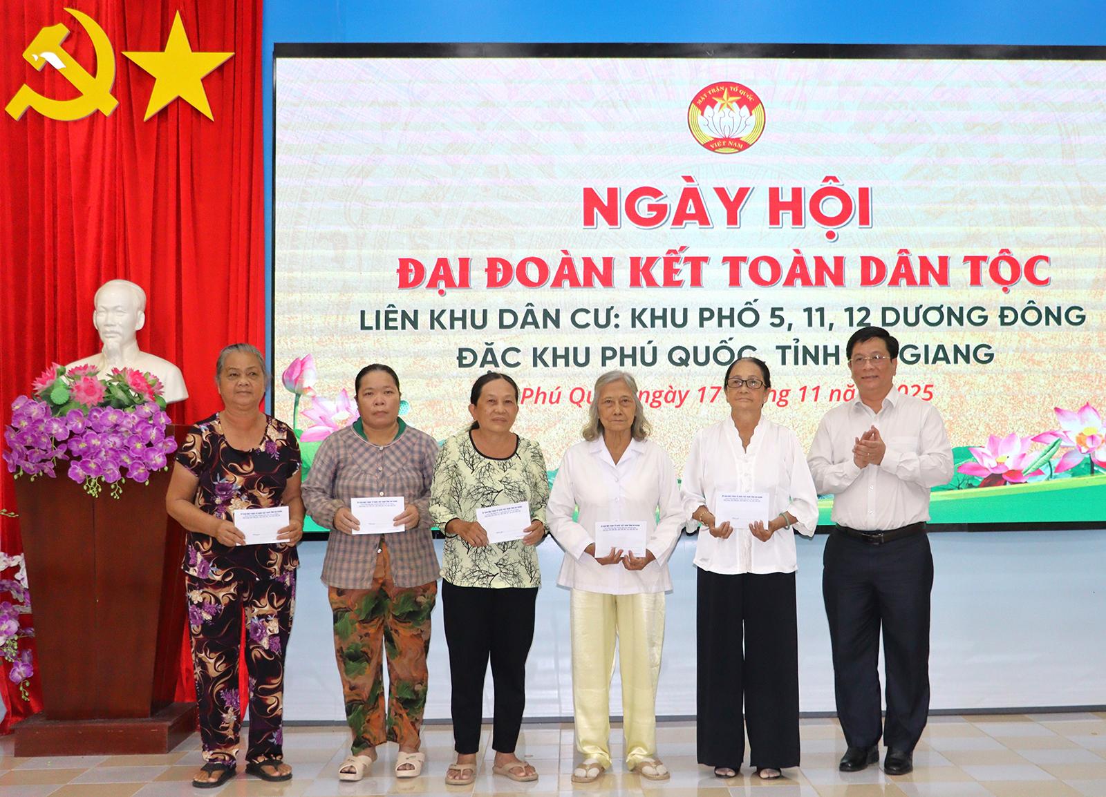 Chủ tịch UBND tỉnh An Giang Hồ Văn Mừng dự Ngày hội Đại đoàn kết toàn dân tộc tại đặc khu Phú Quốc
