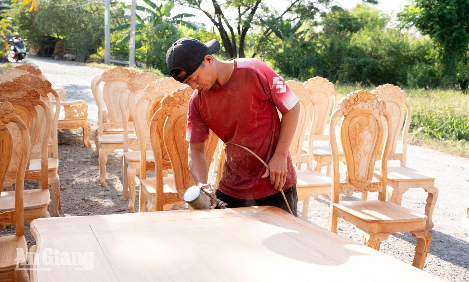 Chạm khắc gỗ Chợ Thủ: Giữ lửa nghề xưa