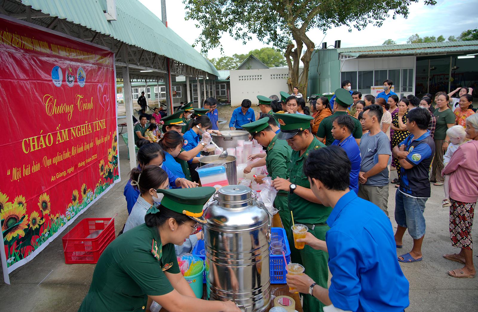 Bát cháo ấm tình quân dân vùng biên giới