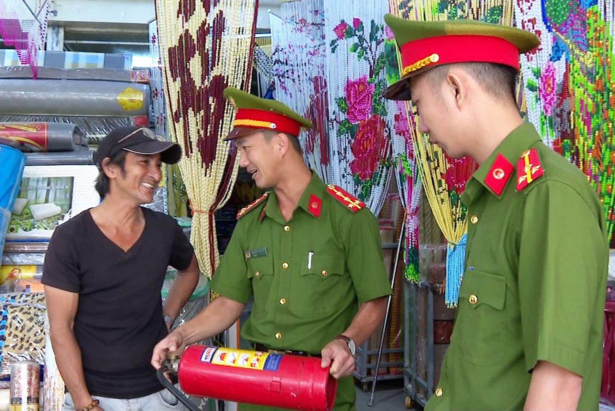 Cảnh s&aacute;t PCCC v&agrave; CNCH C&ocirc;ng an tỉnh An Giang kiểm tra, hướng dẫn tiểu thương tại chợ B&aacute;ch h&oacute;a Rạch Sỏi sử dụng thiết bị chữa ch&aacute;y. Ảnh: Thiện Thanh