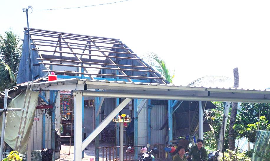 Hỗ trợ hộ dân xã Thạnh Mỹ Tây bị thiệt hại do dông lốc