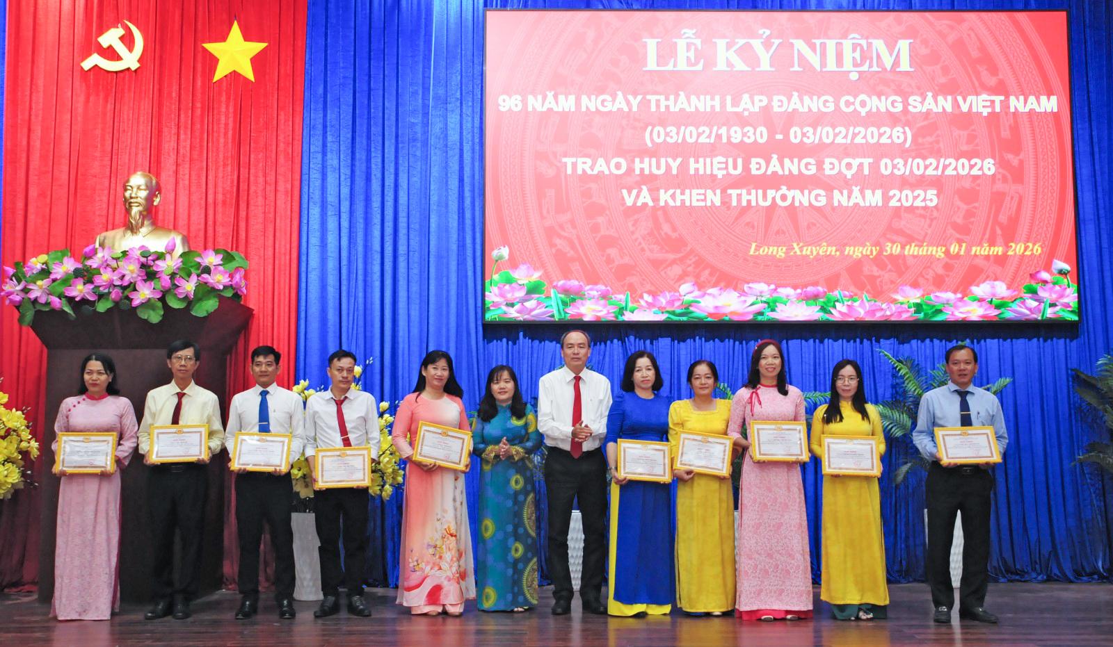 Phường Long Xuyên kỷ niệm 96 năm Ngày thành lập Đảng Cộng sản Việt Nam và trao Huy hiệu Đảng khen thưởng các cá nhân