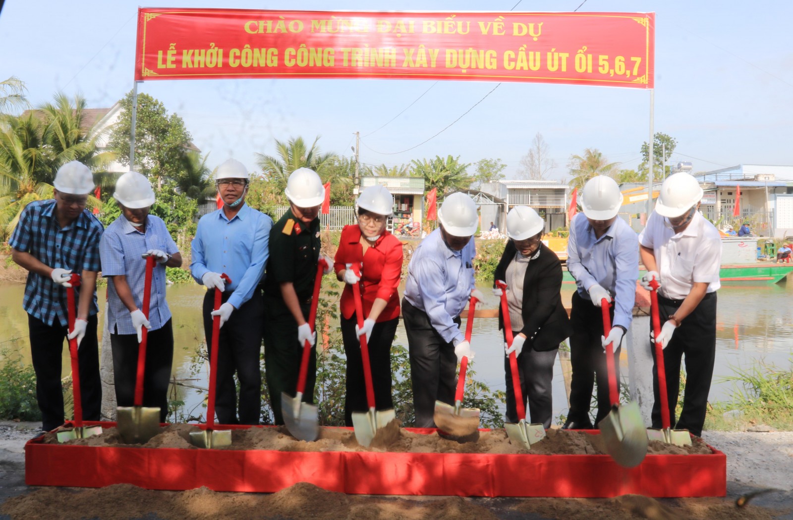 Đại biểu động thổ khởi c&ocirc;ng c&ocirc;ng tr&igrave;nh