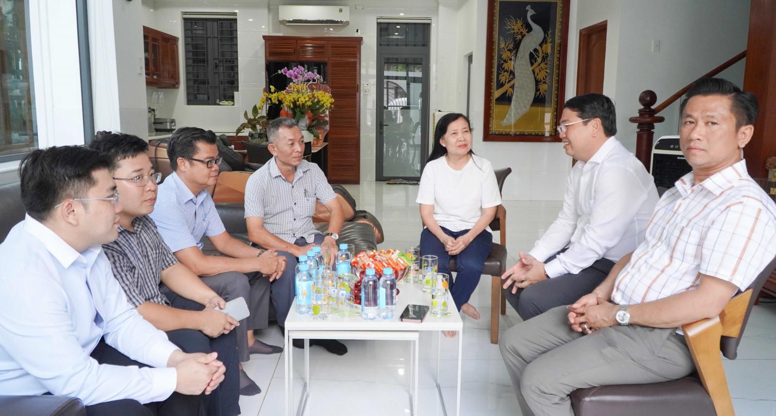 Phó Chủ tịch UBND tỉnh An Giang Lê Trung Hồ thăm, chúc tết nguyên Phó Chủ tịch UBND tỉnh