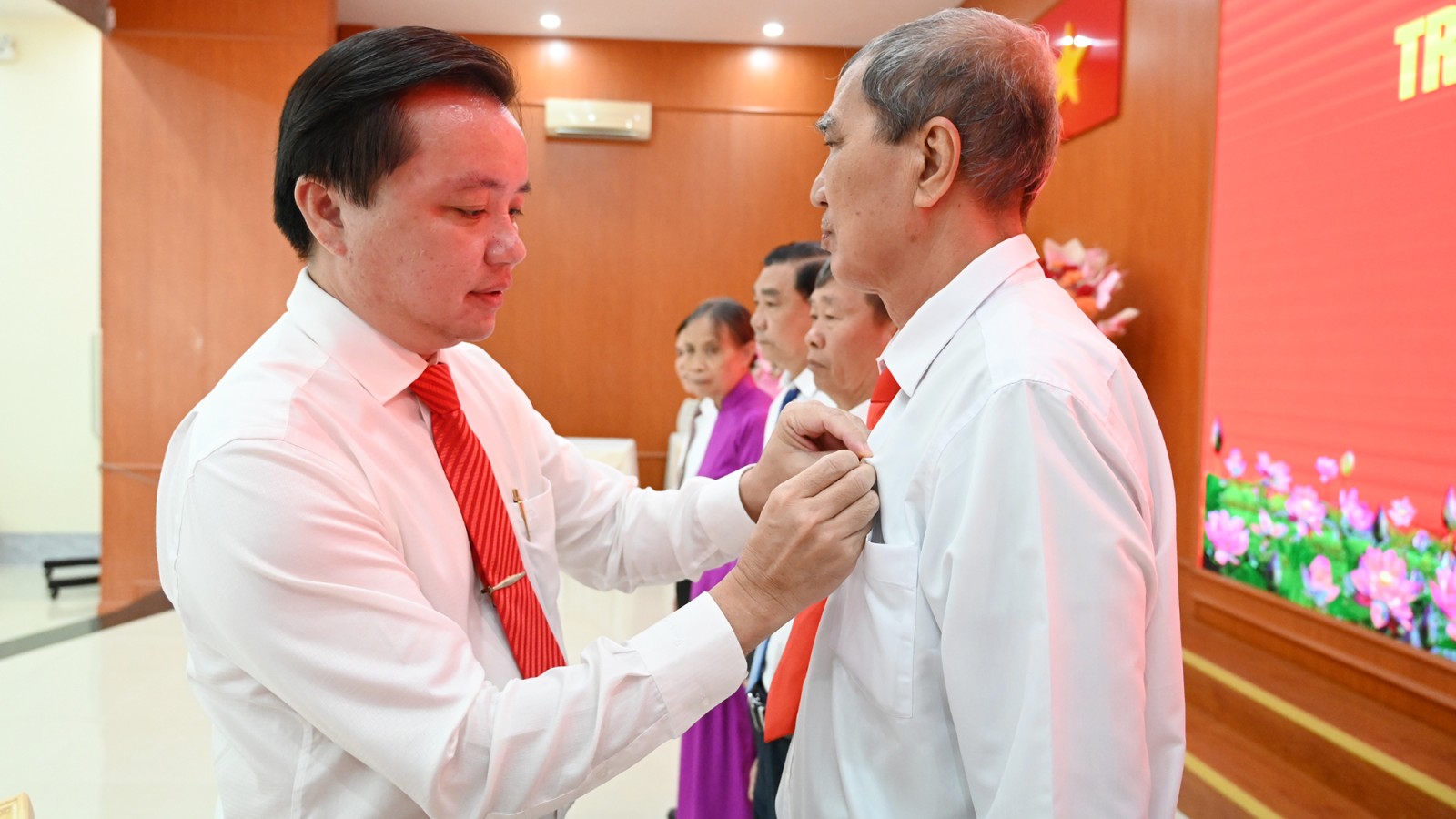 Xã Hòn Đất trao Huy hiệu Đảng cho 21 đảng viên