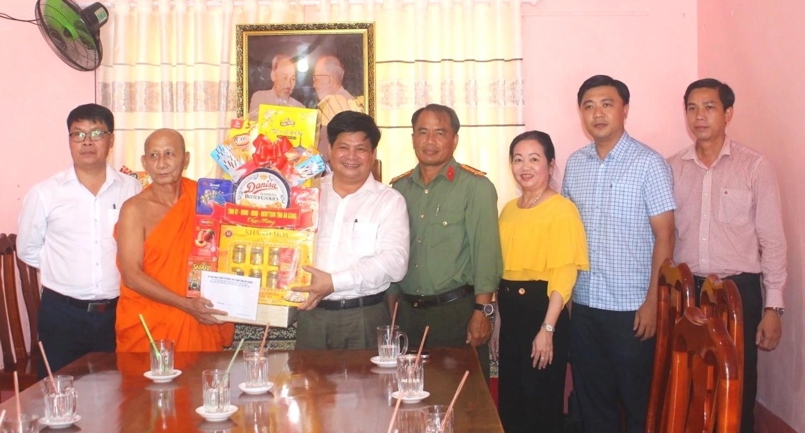 Trưởng Ban Tuyên giáo và Dân vận Tỉnh ủy An Giang Tống Phước Trường chúc mừng Đại lễ Phật đản tại hai xã An Châu và Óc Eo
