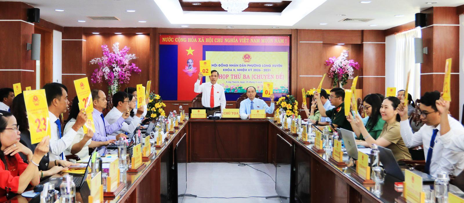 Đại biểu biểu quyết thông qua các Nghị quyết