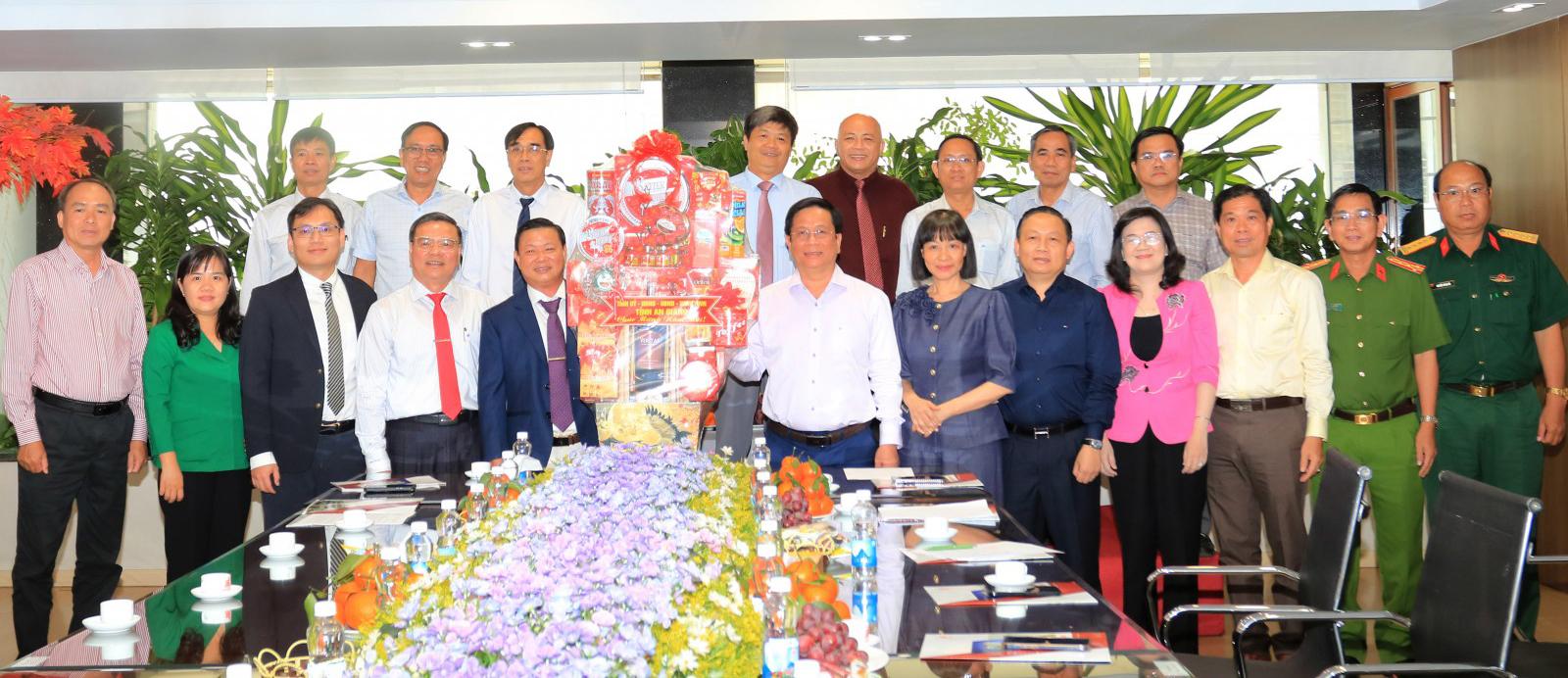 Ủy viên Ban Chấp hành Trung ương Đảng, Phó Bí thư Tỉnh ủy, Chủ tịch UBND tỉnh An Giang Hồ Văn Mừng Tập đoàn Sao Mai