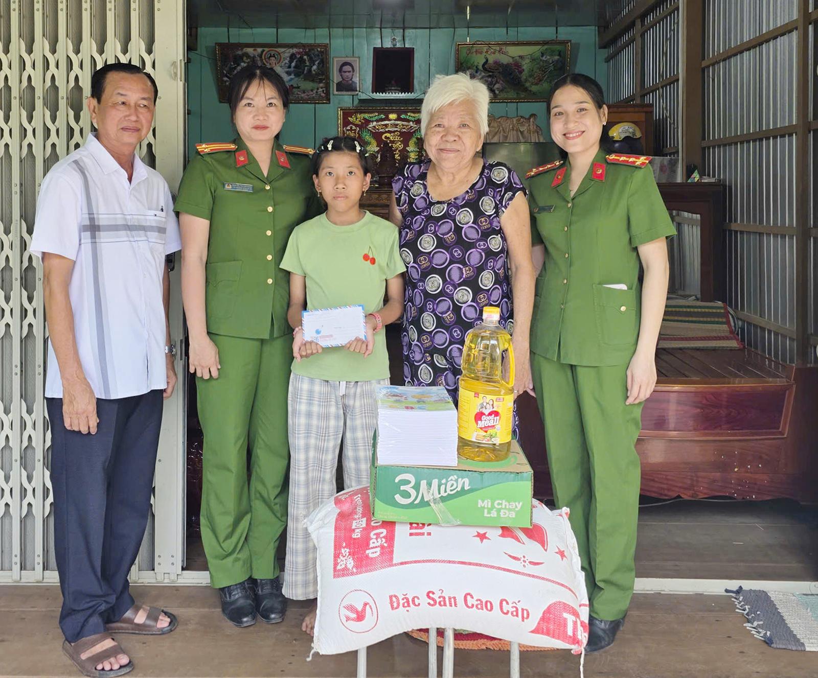 Khi nữ công an trở thành người mẹ thứ hai