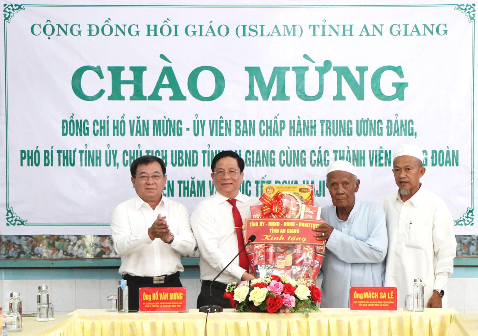 Chủ tịch UBND tỉnh An Giang Hồ Văn Mừng chúc Tết Roya Haji tại xã Châu Phong