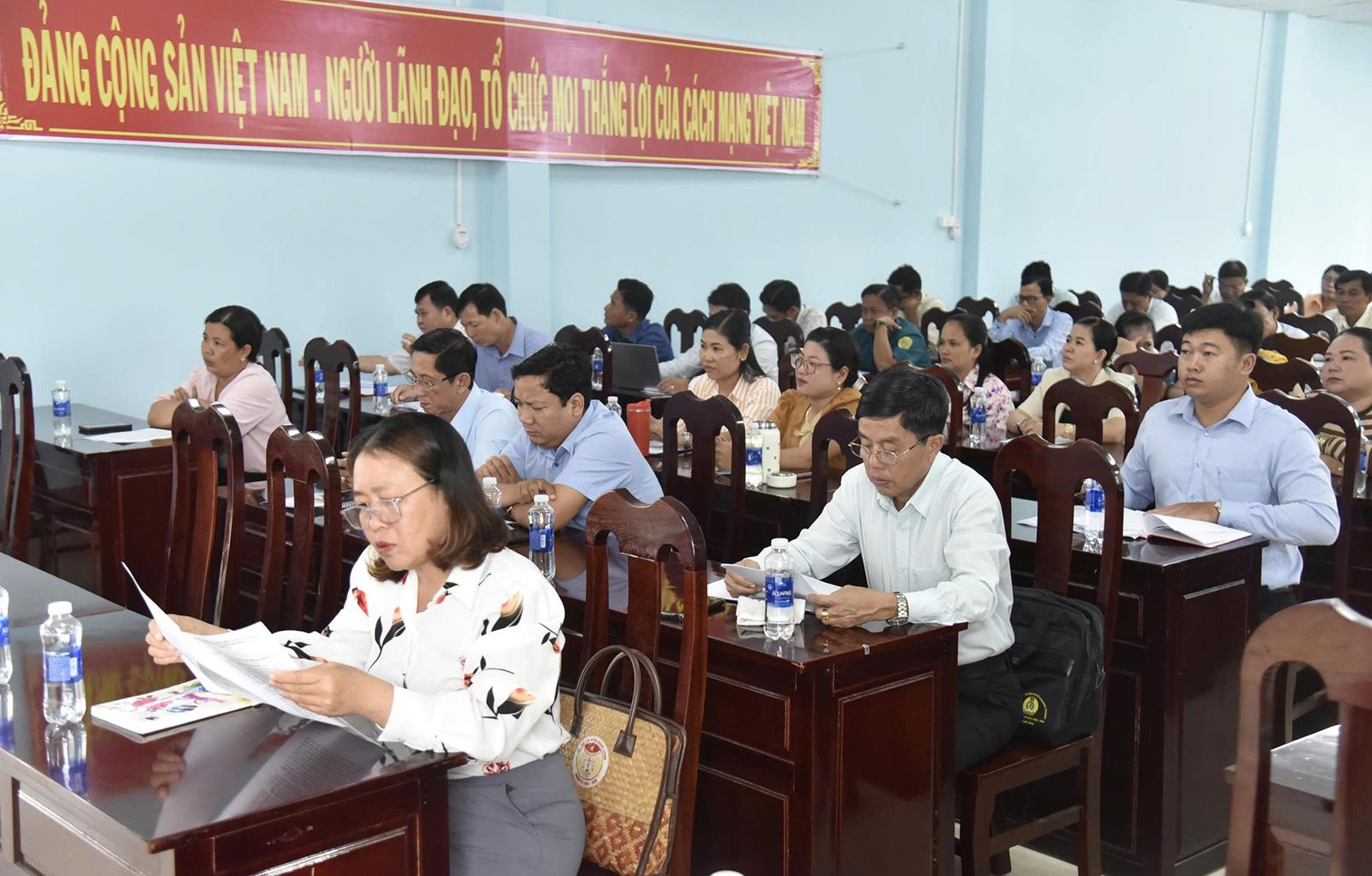 Cán bộ, đảng viên với mạng xã hội - Bài 3: Chưa làm chủ không gian số, vì sao?