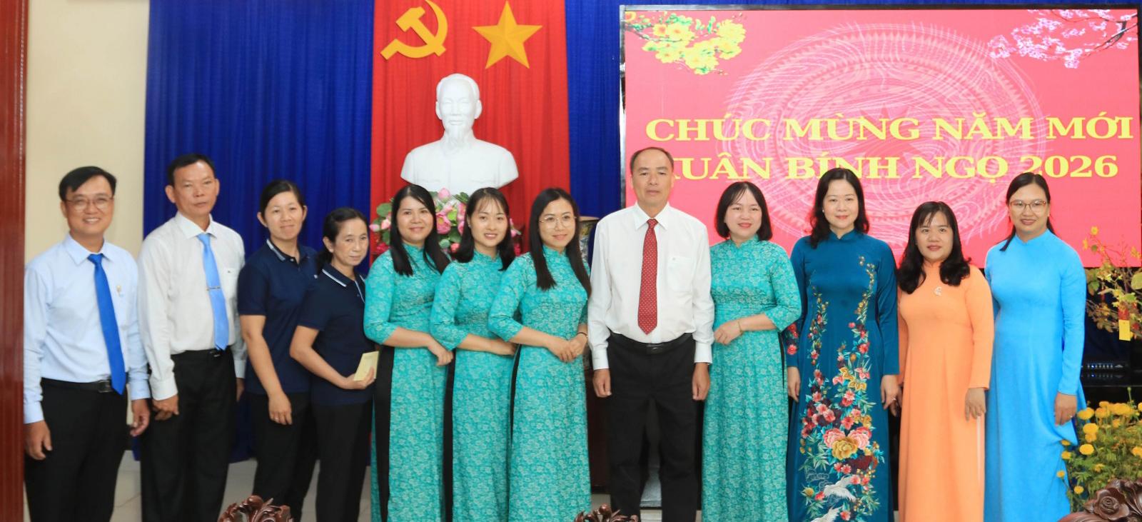 Bí thư Đảng ủy, Chủ tịch HĐND phường Lâm Quang Thi chúc Tết cán bộ Khu lưu niệm