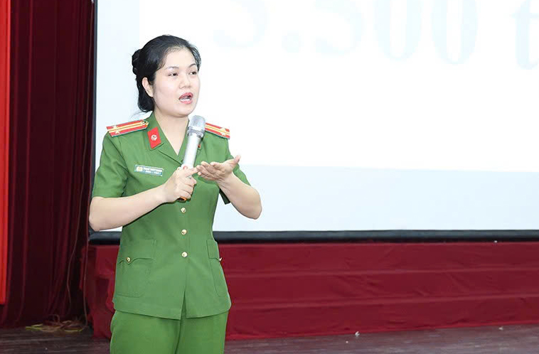 Báo cáo viên đến từ Cục An ninh mạng và phòng, chống tội phạm sử dụng công nghệ cao và Cục Cảnh sát hình sự Bộ Công an tuyên truyền