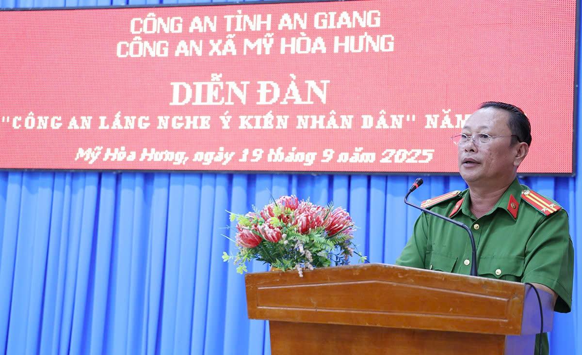 Lãnh đạo Công an xã Mỹ Hoà Hưng tiếp thu và giải đáp các ý kiến của Nhân dân