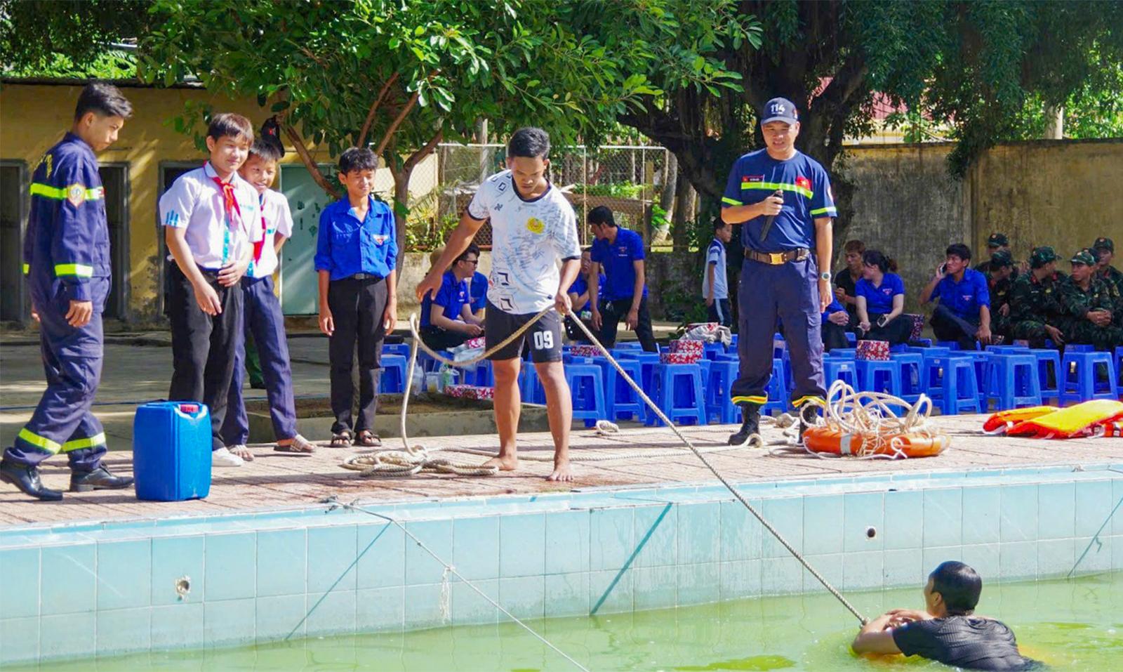 Tập huấn kỹ năng phòng, chống đuối nước và tai nạn thương tích cho gần 100 thanh thiếu nhi phường Tô Châu