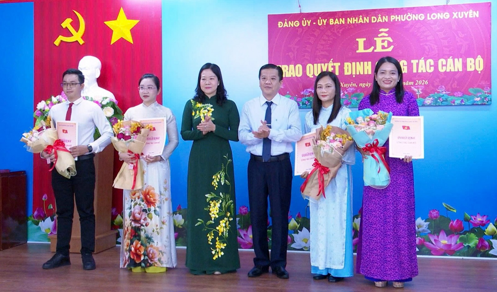 Phó Bí thư Thường trực Đảng ủy phường Long Xuyên Võ Thị Xuân Kiều trao Quyết định cho cán bộ