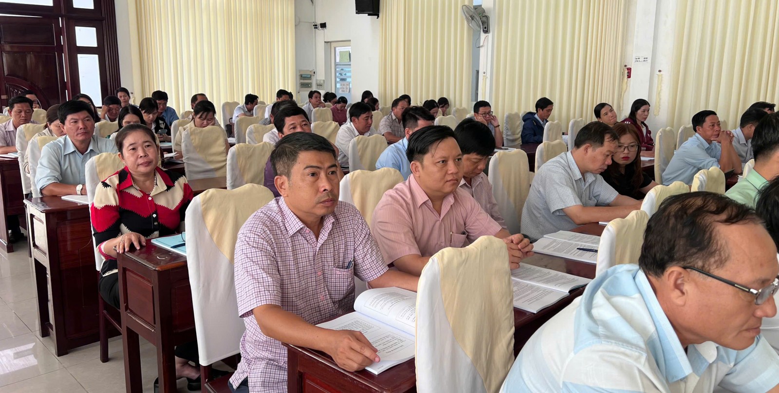 Nâng cao năng lực quản lý Nhà nước cho cán bộ, công chức cấp xã Lãnh đạo, cán bộ, công chức tham gia tập huấn