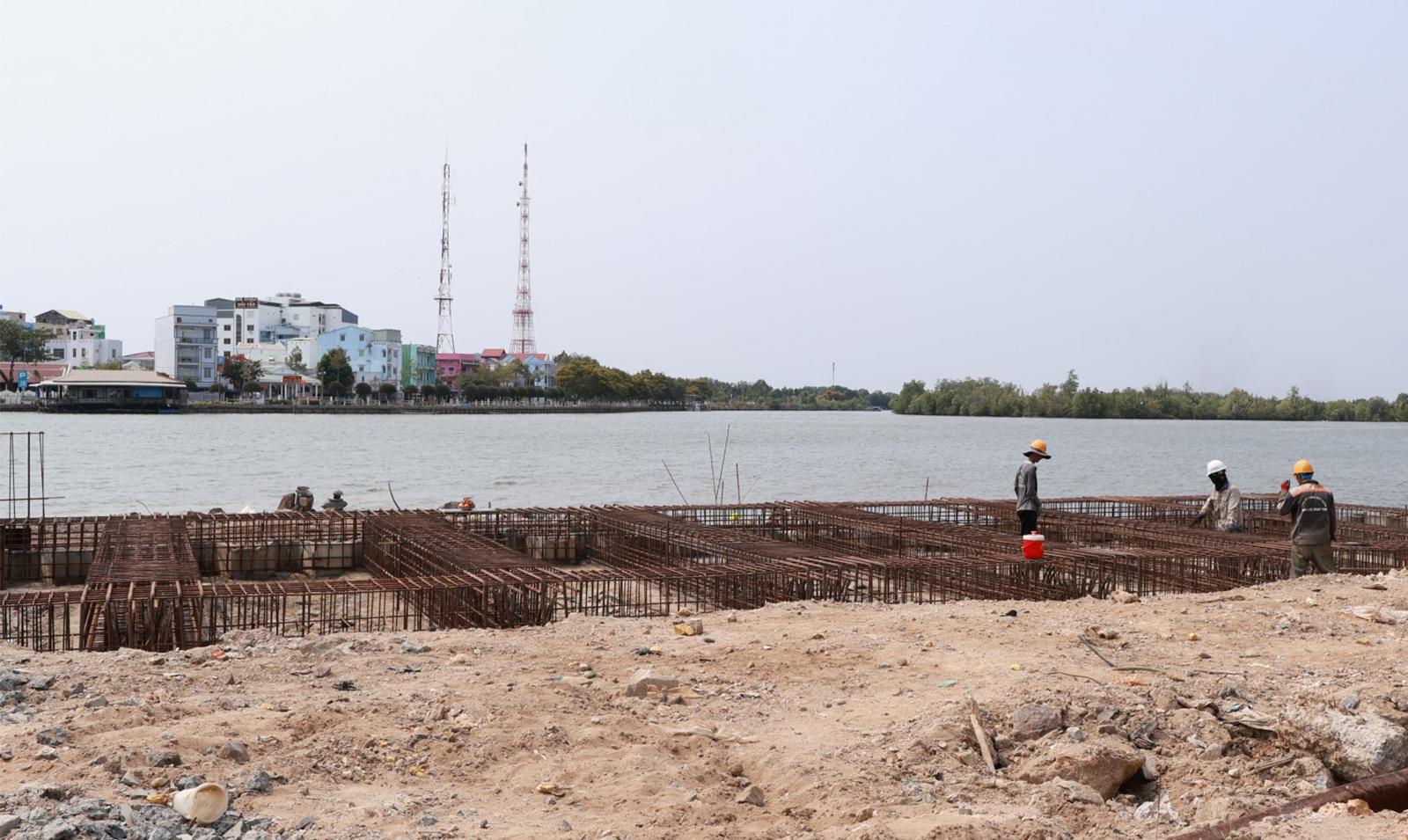 Phó Chủ tịch UBND tỉnh Lê Văn Phước kiểm tra công tác giải ngân vốn đầu tư công tại phường Hà Tiên và Tô Châu