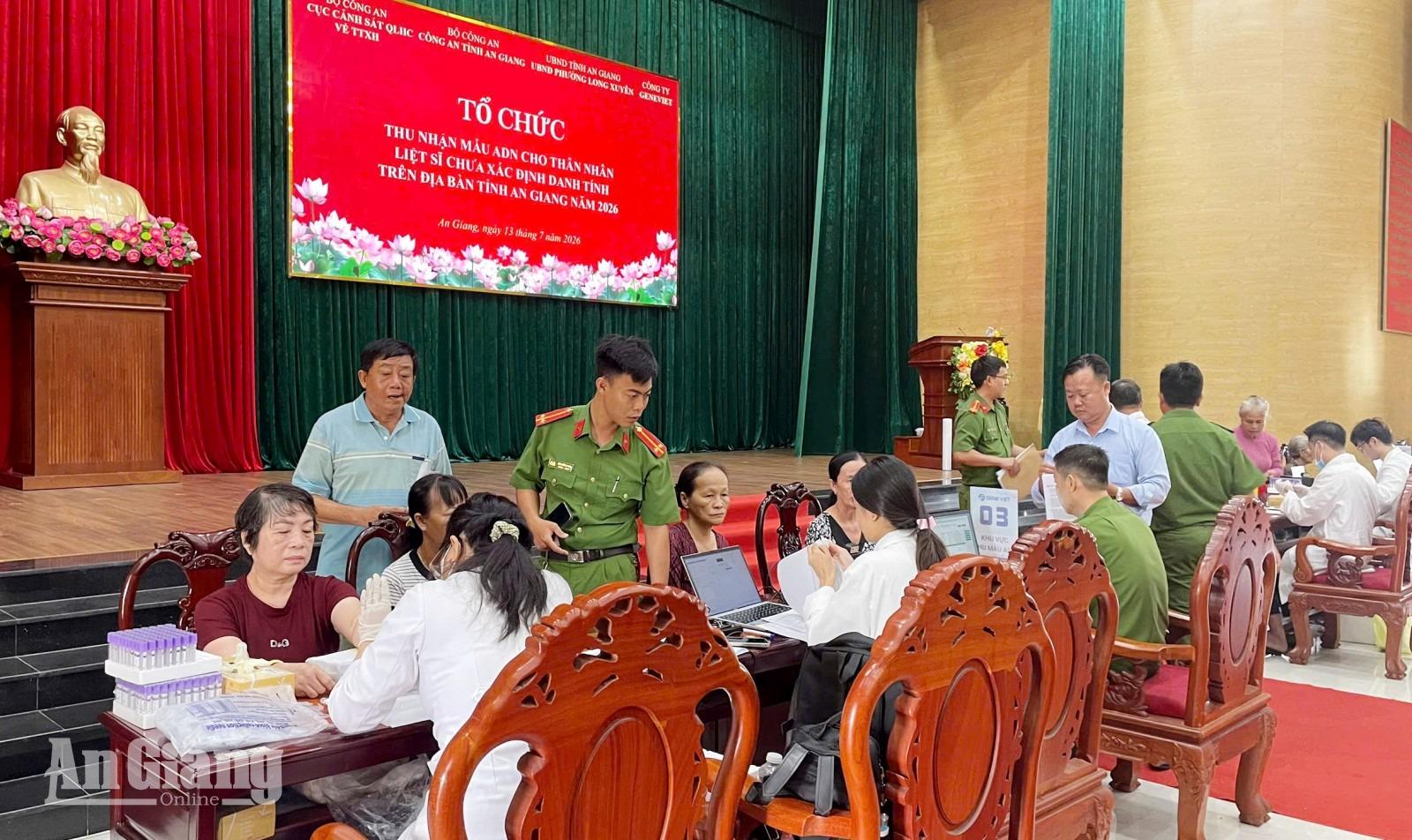 Gần 450 thân nhân liệt sĩ đến lấy mẫu ADN tại Công an phường Long Xuyên