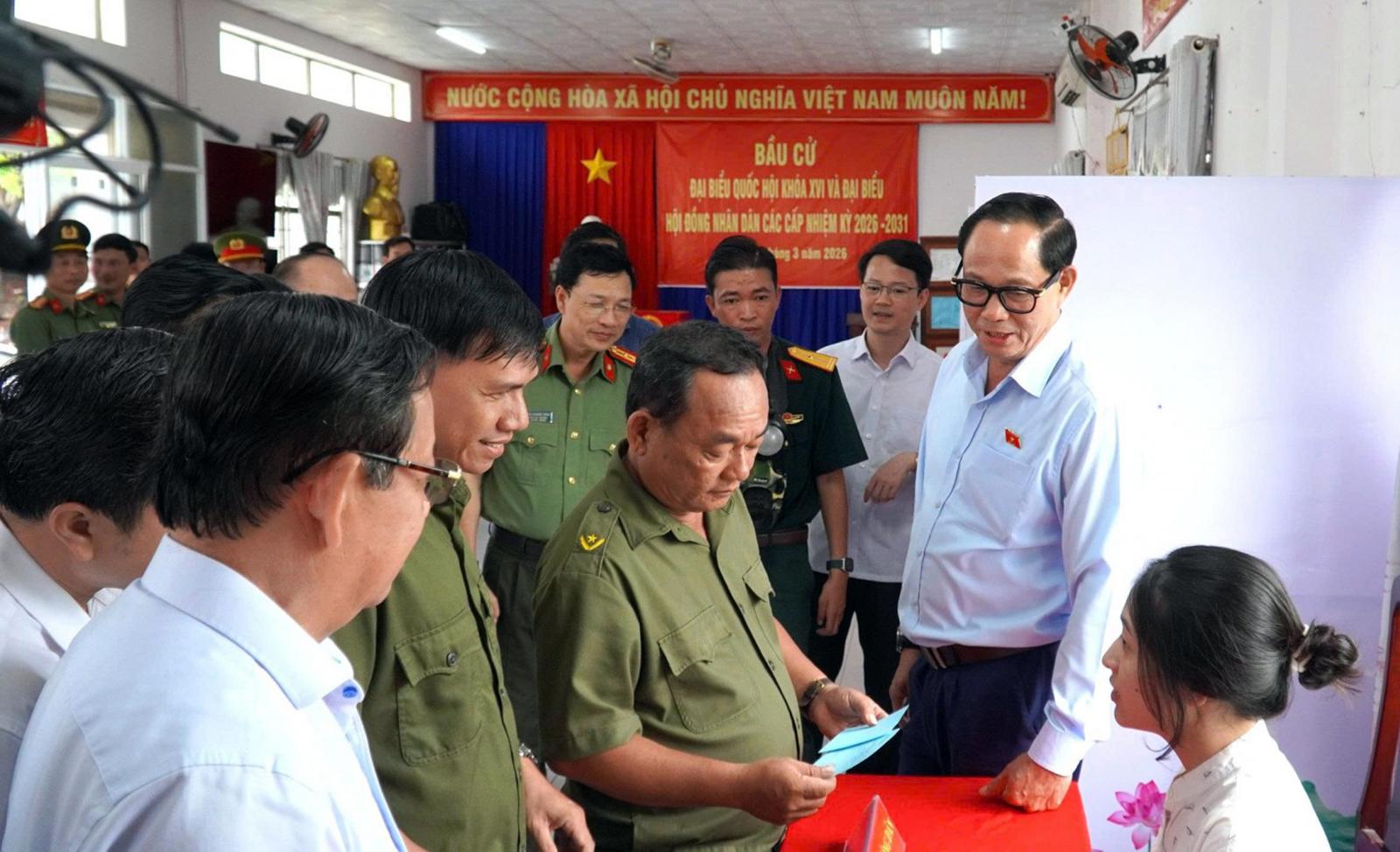 Phó Chủ tịch Quốc hội, Thượng tướng Trần Quang Phương kiểm tra công tác bầu cử tại An Giang