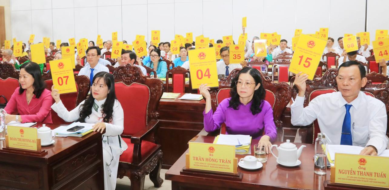 Bí thư Đảng ủy phường Long Xuyên giữ chức Chủ tịch HĐND phường, nhiệm kỳ 2021 - 2026 Đại biểu biểu quyết