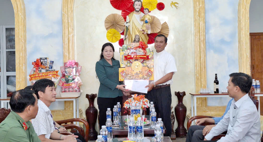 Phó Chủ tịch Thường trực HĐND tỉnh An Giang Lê Hồng Thắm chúc mừng lễ Giáng sinh năm 2025