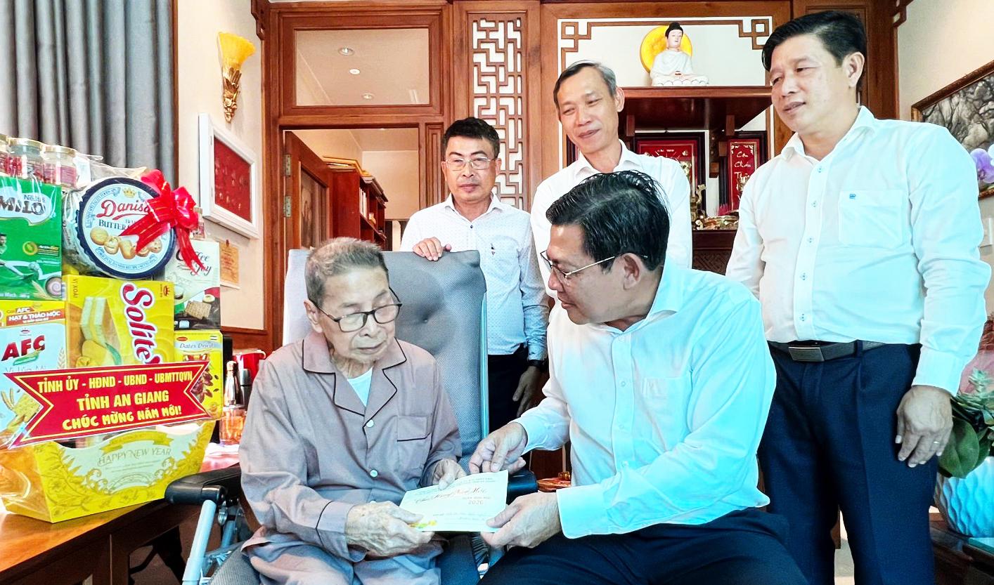 Phó Chủ tịch UBND tỉnh An Giang Ngô Công Thức chúc tết các phường, xã và gia đình chính sách Phó Chủ tịch UBND tỉnh An Giang Ngô Công Thức tặng quà cho bà Phạm Thị Liên, sinh năm 1928 và ông Phạm Văn Long, sinh năm 1932 (cán bộ tiền khởi nghĩa) tại phường Bình Đức