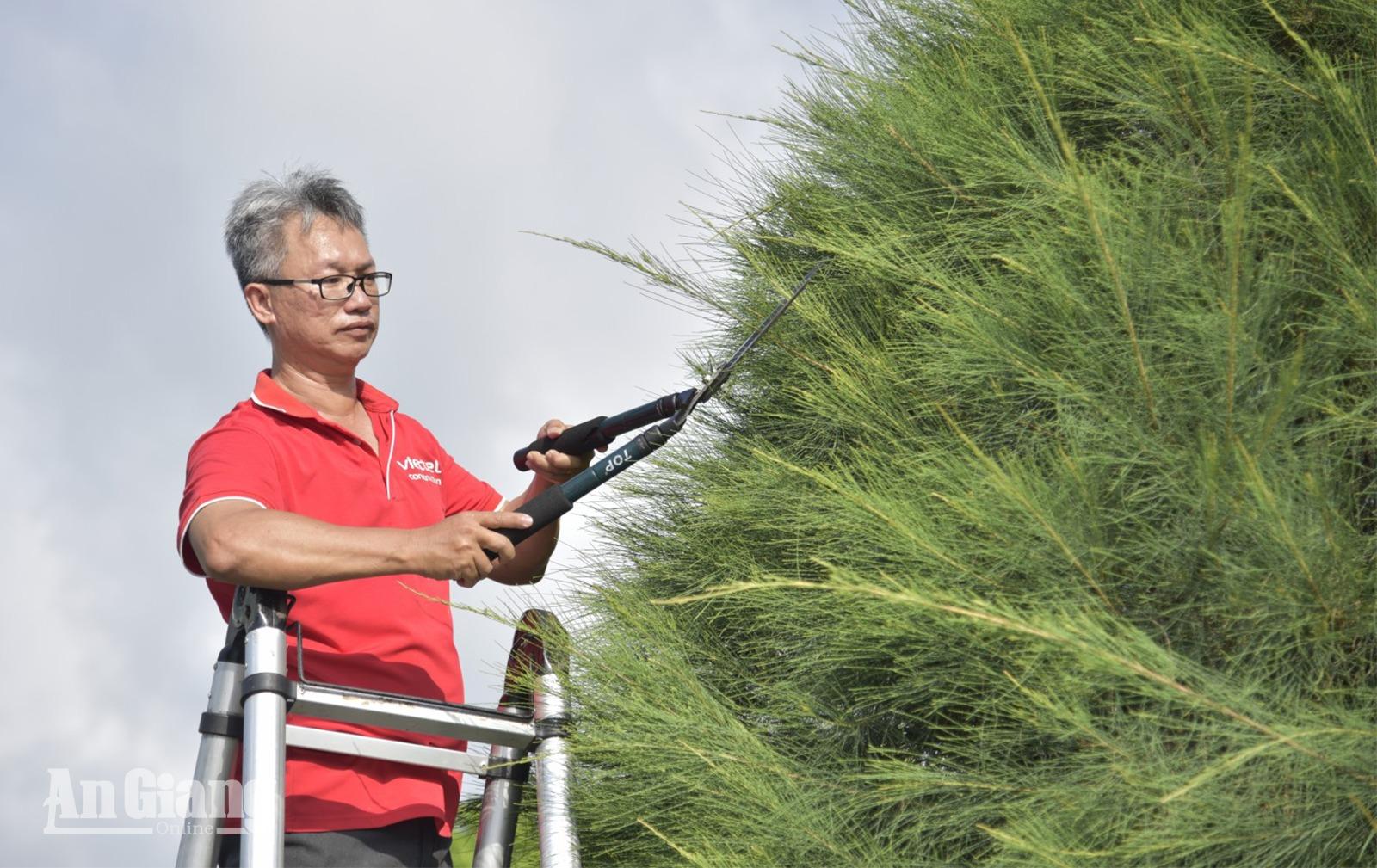 Viettel An Giang thắp hương, thay mới hoa gần 5.000 phần mộ liệt sĩ