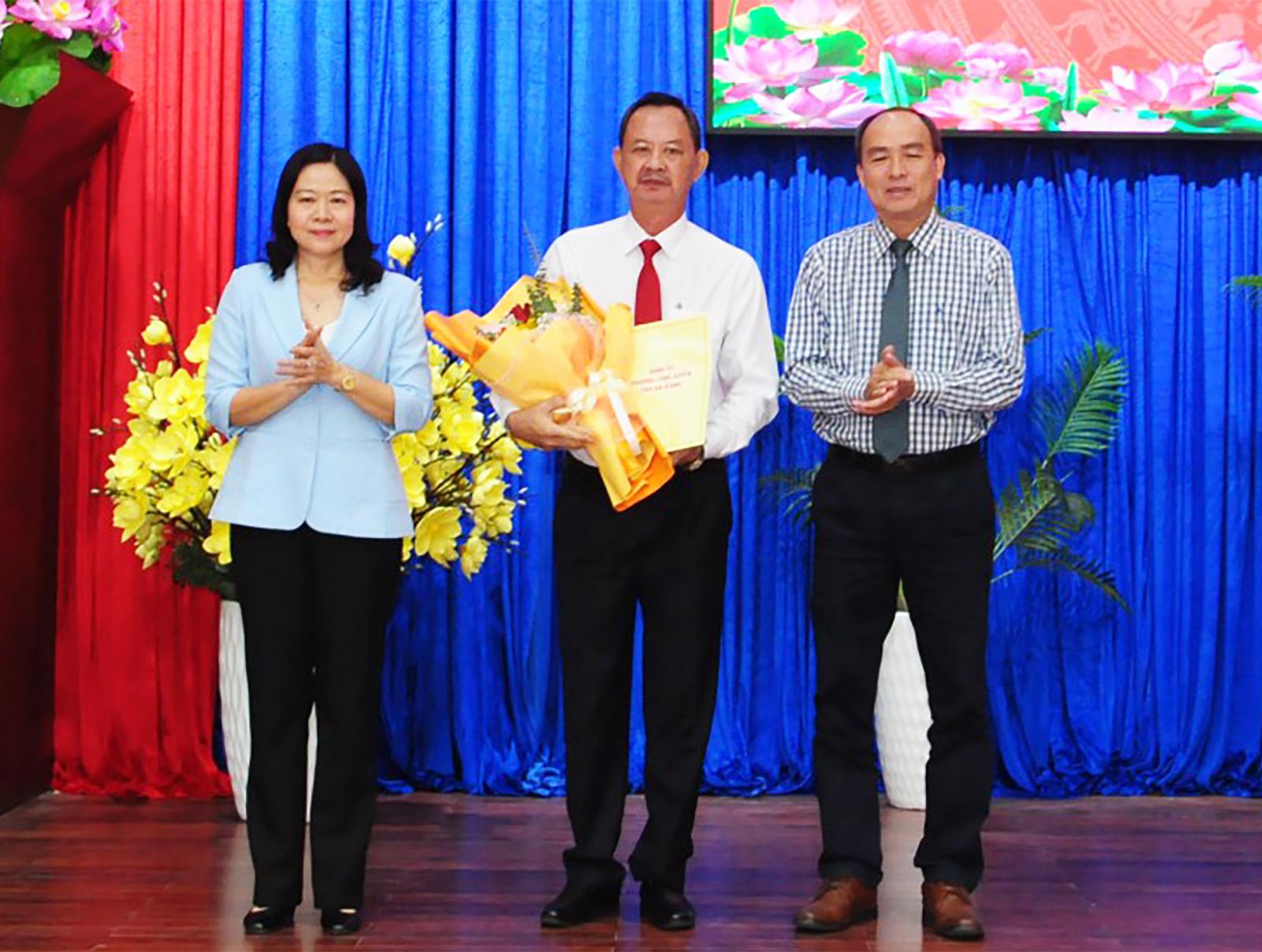 Đảng bộ phường Long Xuyên tiếp nhận Đảng bộ Agribank chi nhánh An Giang Tỉnh ủy viên, Bí thư Đảng ủy phường Long Xuyên Lâm Quang Thi và Phó Bí thư Thường trực Đảng ủy Võ Thị Xuân Kiều trao quyết định và tặng hoa chúc mừng Đảng bộ Agribank Chi nhánh An Giang