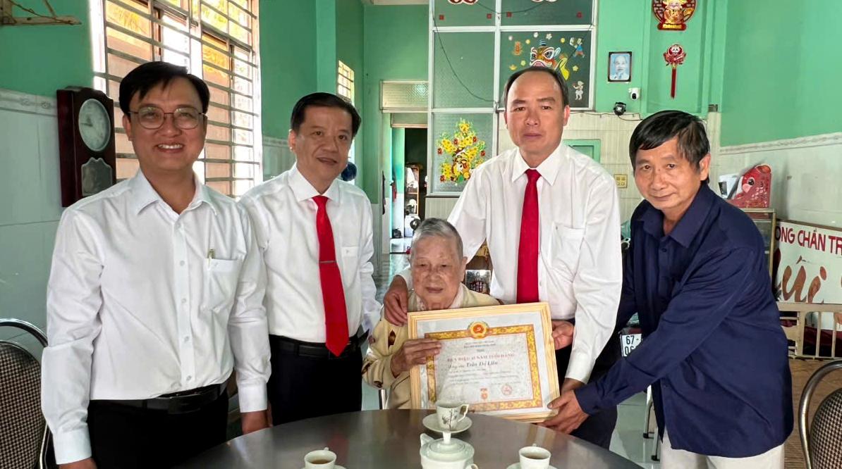 Phường Long Xuyên kỷ niệm 96 năm Ngày thành lập Đảng Cộng sản Việt Nam và trao Huy hiệu Đảng