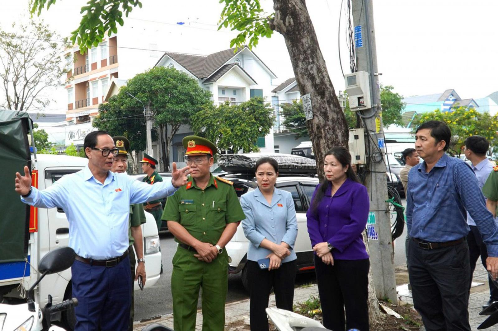 Phó Chủ tịch Quốc hội, Thượng tướng Trần Quang Phương kiểm tra công tác bầu cử tại An Giang