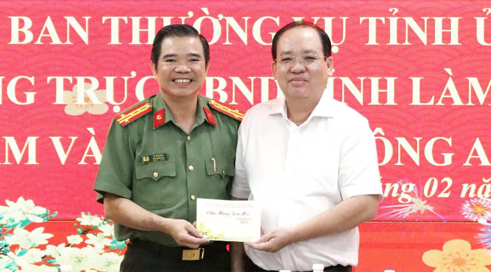 Phó Chủ tịch Thường trực UBND tỉnh An Giang Nguyễn Thanh Phong chúc tết Công an tỉnh và lực lượng kiểm soát quân sự tỉnh