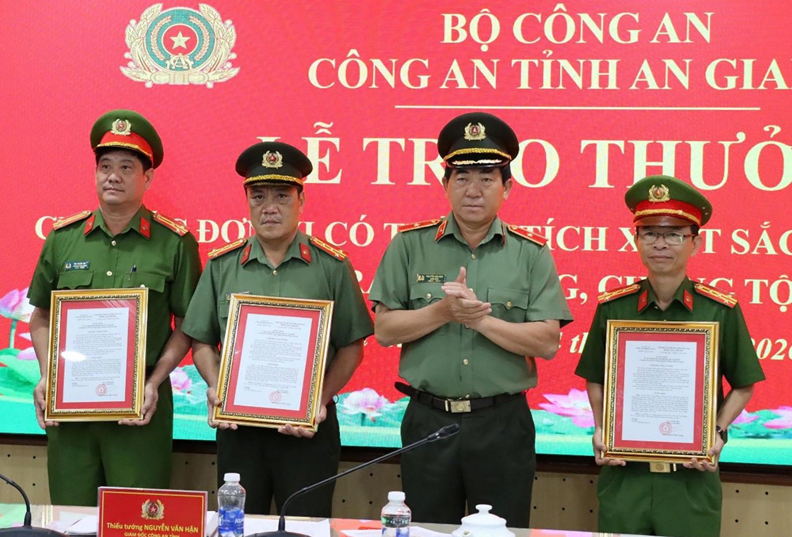 Trao thưởng các đơn vị có thành tích xuất sắc trong công tác đấu tranh phòng, chống tội phạm
