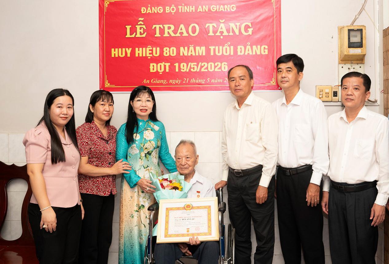 Đồng chí Trần Thị Thanh Hương trao Huy hiệu 80 năm tuổi Đảng cho đảng viên lão thành