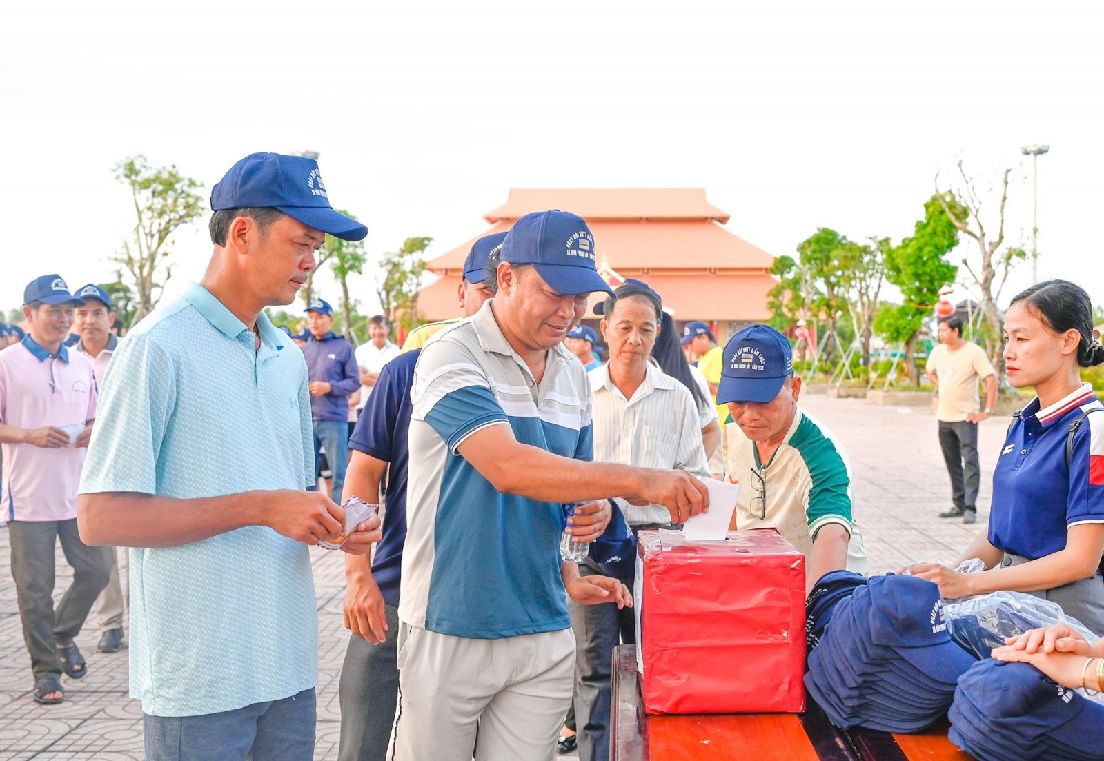 UBND xã Vĩnh Phong phát động phong trào đi bộ gây Quỹ Vì người nghèo