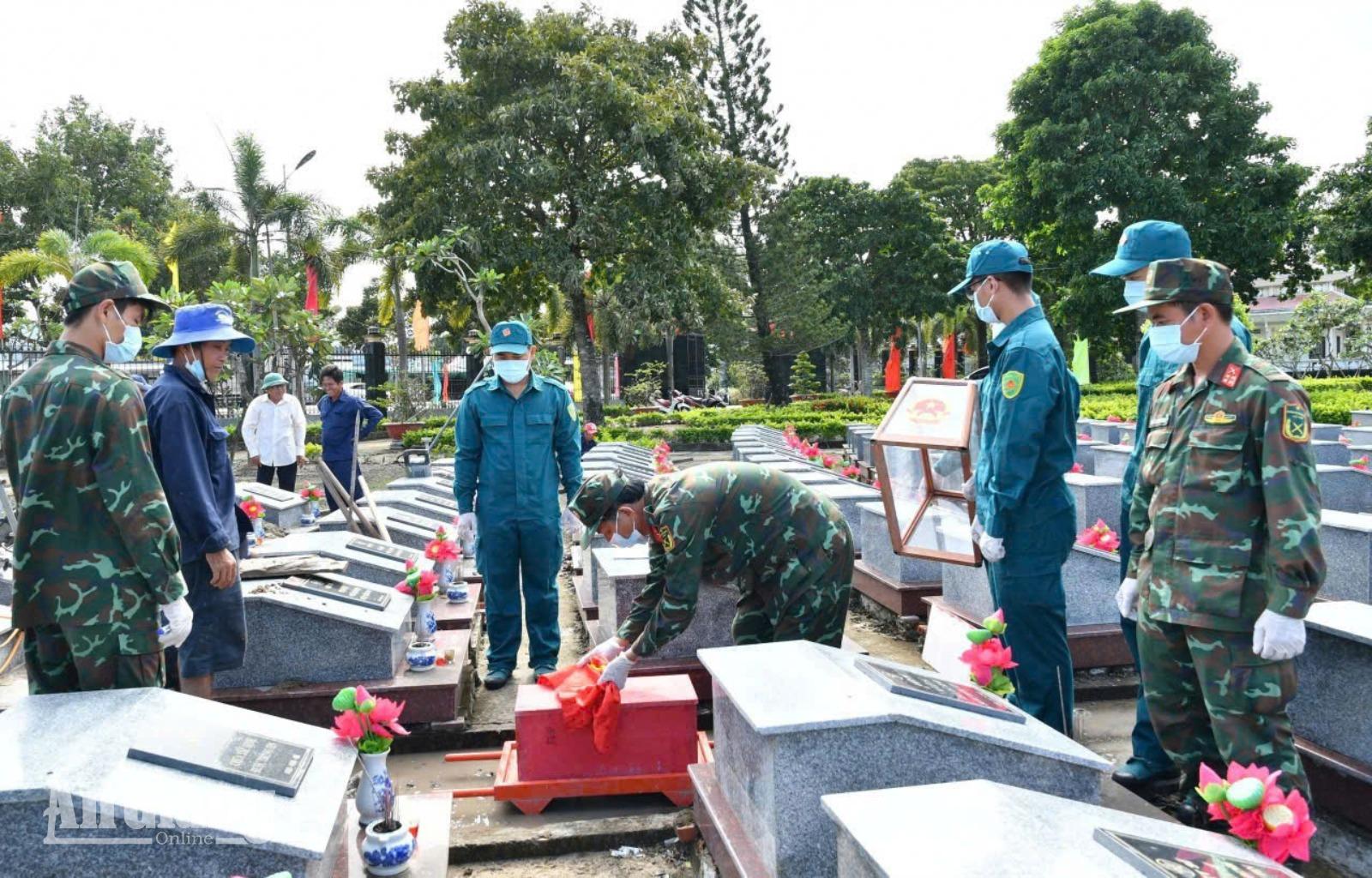 An Giang: Phát hiện nhiều di vật trong mộ liệt sĩ chưa xác định danh tính