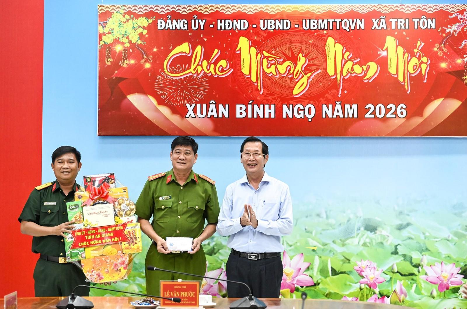 Phó Chủ tịch UBND tỉnh An Giang Lê Văn Phước chúc tết tại xã Tri Tôn, hai phường Chi Lăng và Tịnh Biên