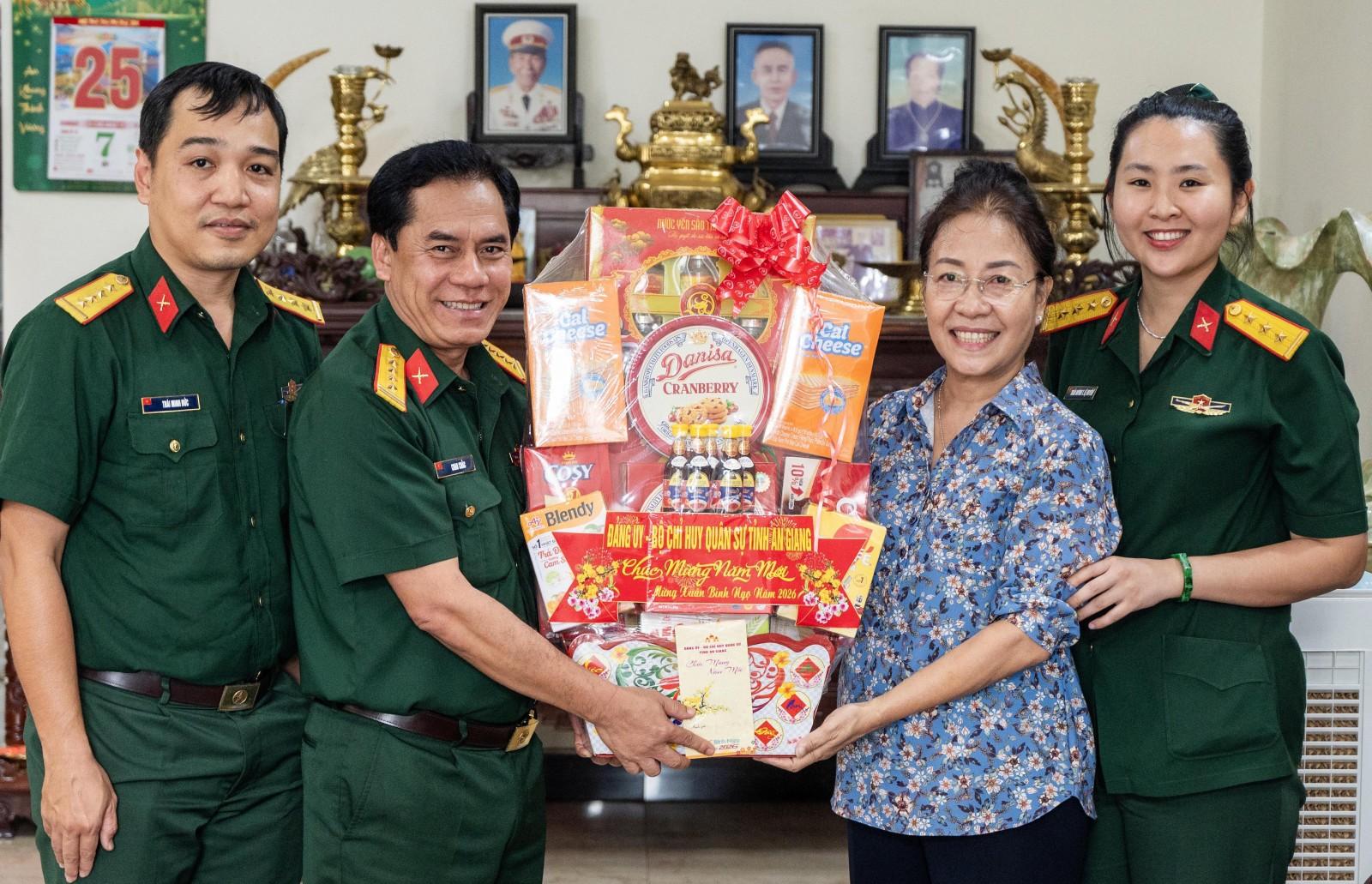 Đại tá Chau Chắc chúc tết gia đình Anh hùng Lực lượng vũ trang nhân dân và nguyên lãnh đạo tỉnh