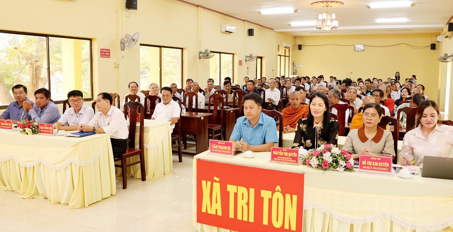 Ứng cử viên đại biểu Quốc hội khóa XVI đơn vị bầu cử số 3 tiếp xúc cử tri các xã, phường khu vực miền núi