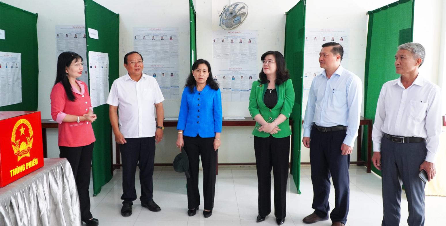 Đồng chí Trần Thị Thanh Hương kiểm tra công tác chuẩn bị bầu cử ở hai xã Tân Hiệp và Thạnh Đông