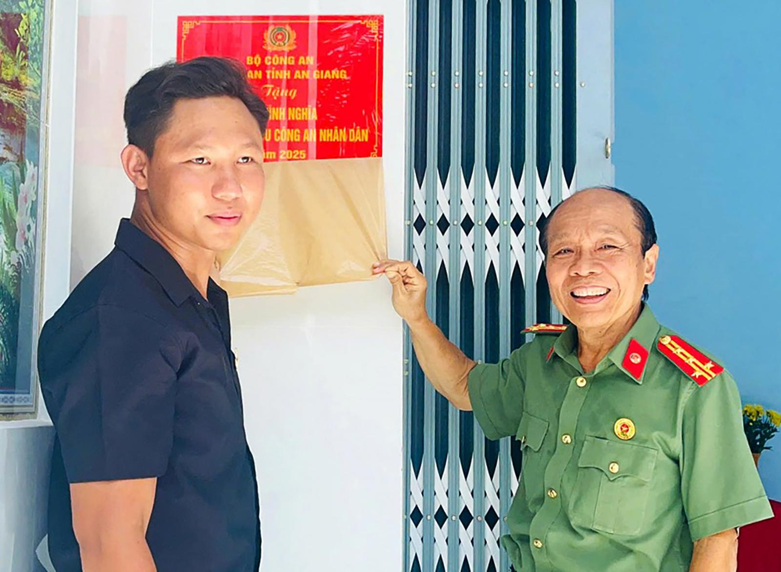 Trao nhà Tình nghĩa cho hội viên Chi hội Cựu Công an nhân dân xã Ba Chúc