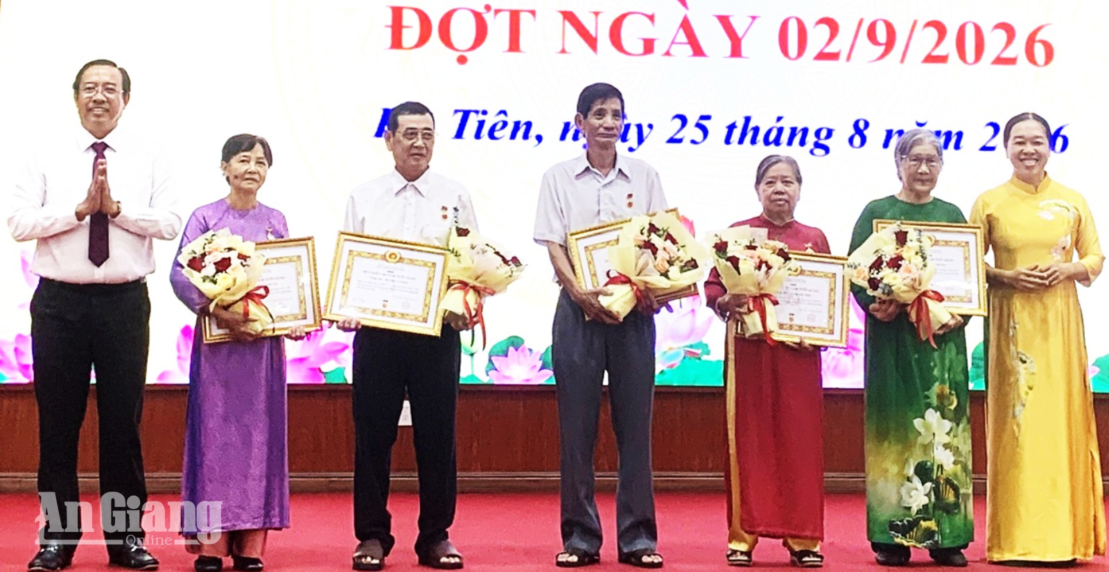 Hà Tiên trao Huy hiệu Đảng cho 72 đảng viên