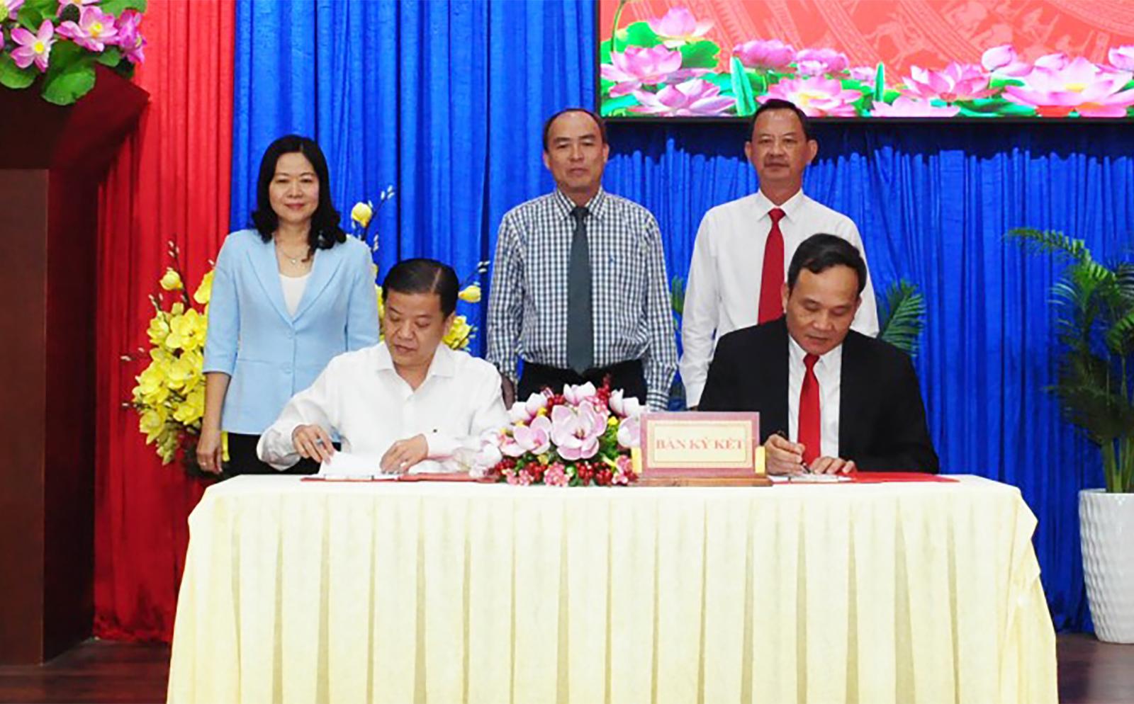 Đảng bộ phường Long Xuyên tiếp nhận Đảng bộ Agribank chi nhánh An Giang Đại diện hai đơn vị ký kết biên bản bàn giao