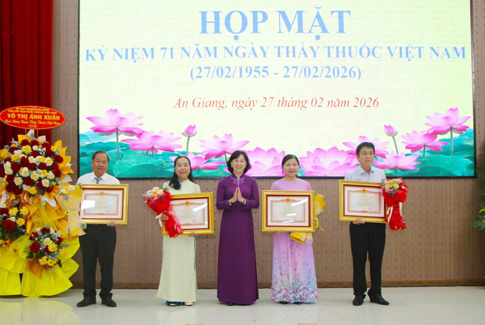 Sở Y tế An Giang họp mặt kỷ niệm 71 năm ngày thầy thuốc Việt Nam