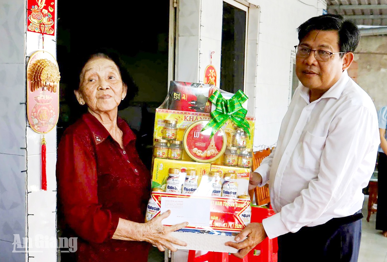 Phó Chủ tịch UBND tỉnh An Giang thăm, tặng quà thương binh tại Tịnh Biên