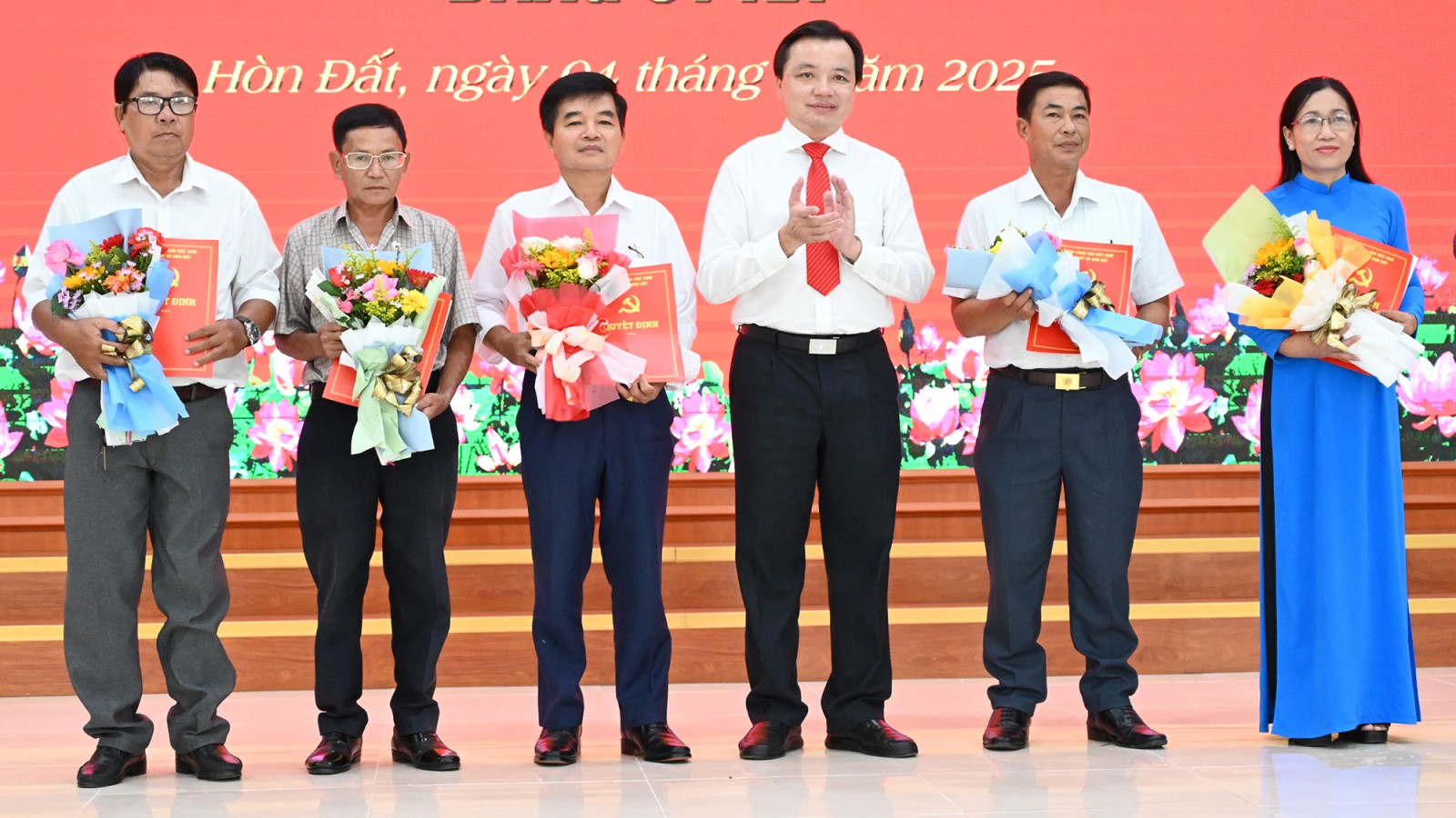 Xã Hòn Đất trao Huy hiệu Đảng cho 21 đảng viên