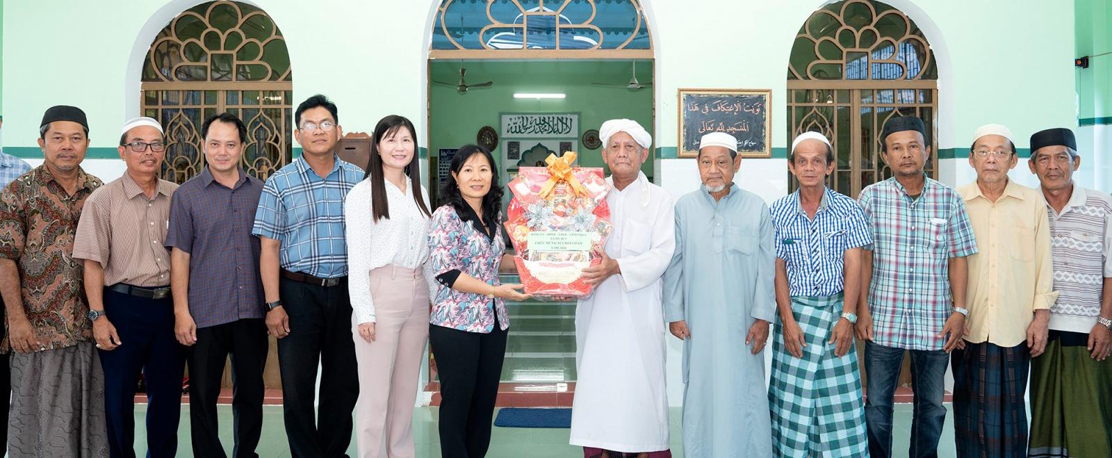 Phó Bí thư Tỉnh ủy, Chủ tịch Ủy ban MTTQ Việt Nam tỉnh An Giang Trần Thị Thanh Hương chúc mừng Tết Roya Haji của đồng bào dân tộc Chăm