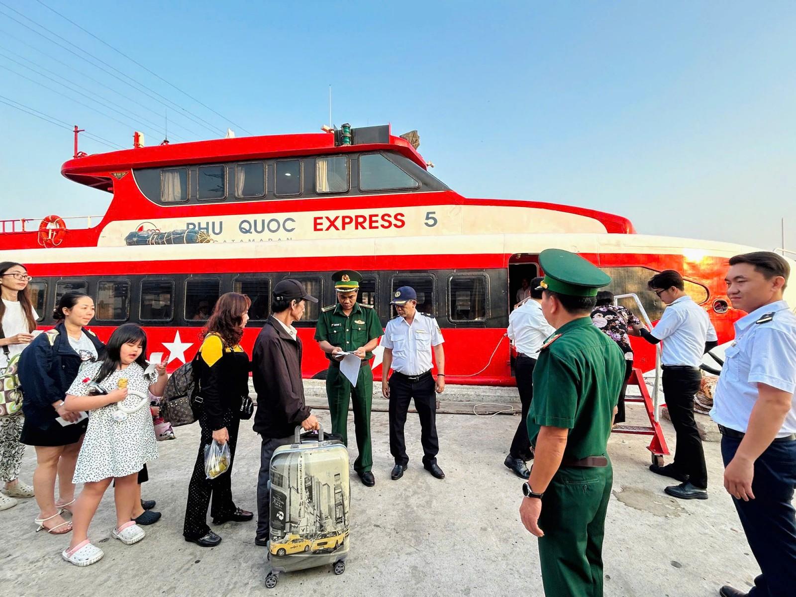 Phối hợp giữ bình yên cửa biển