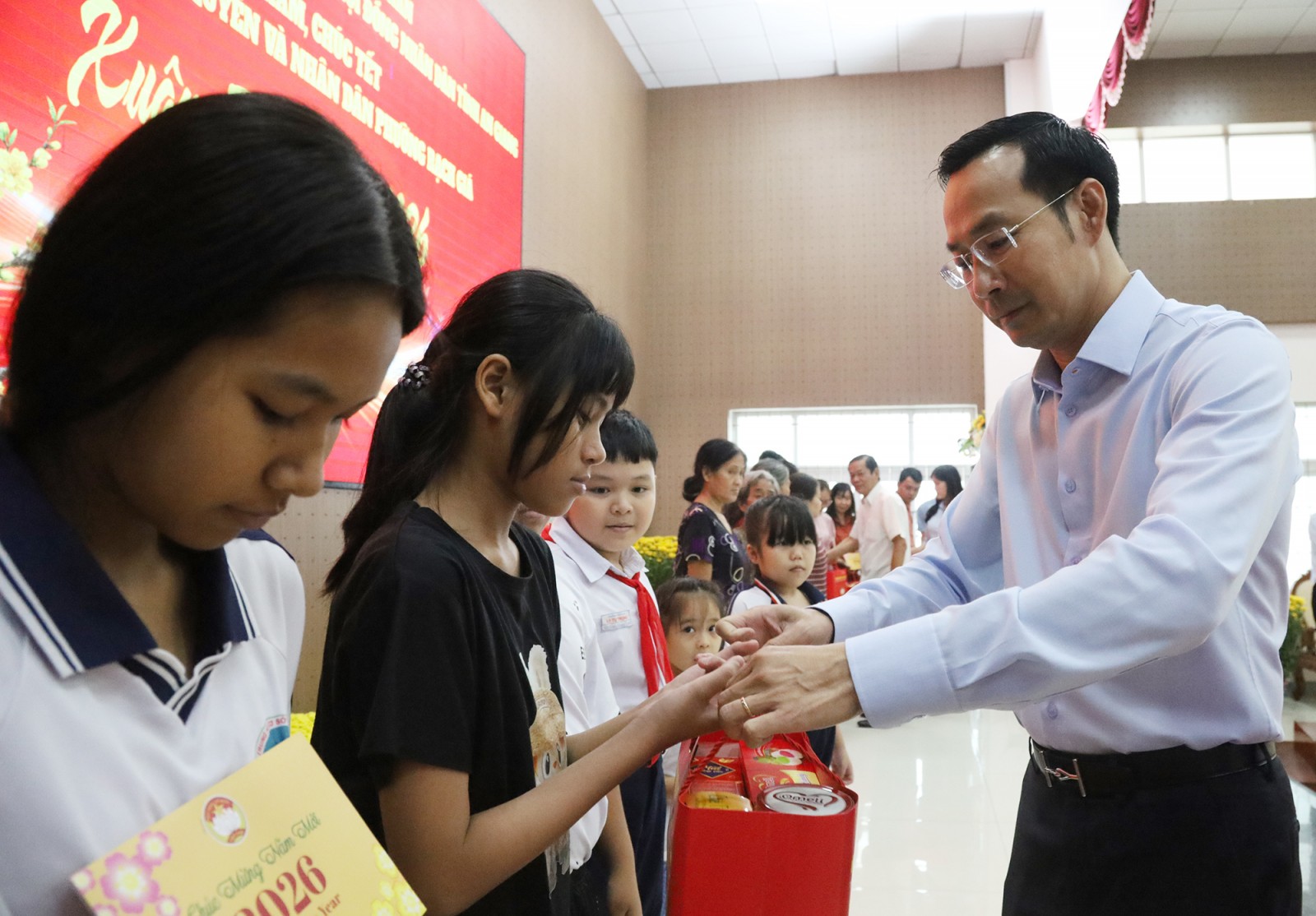 Phó Bí thư Thường trực Tỉnh ủy, Chủ tịch HĐND tỉnh An Giang Nguyễn Thanh Nhàn thăm, chúc tết tại phường Rạch Giá