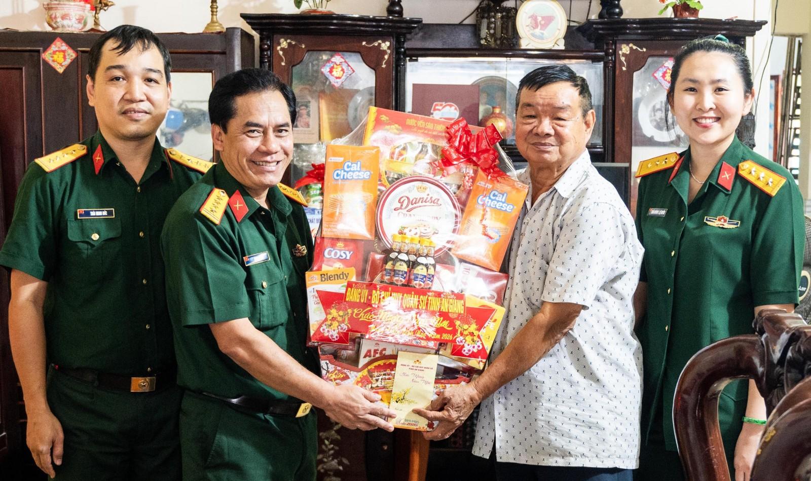 Đại tá Chau Chắc chúc tết gia đình Anh hùng Lực lượng vũ trang nhân dân và nguyên lãnh đạo tỉnh